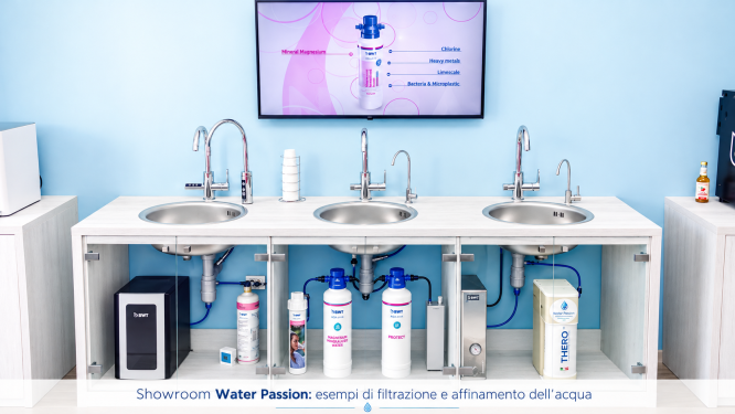 Banco dimostrativo dello showroom Water Passion a Taviano, con diverse soluzioni di filtrazione e trattamento dell'acqua domestica