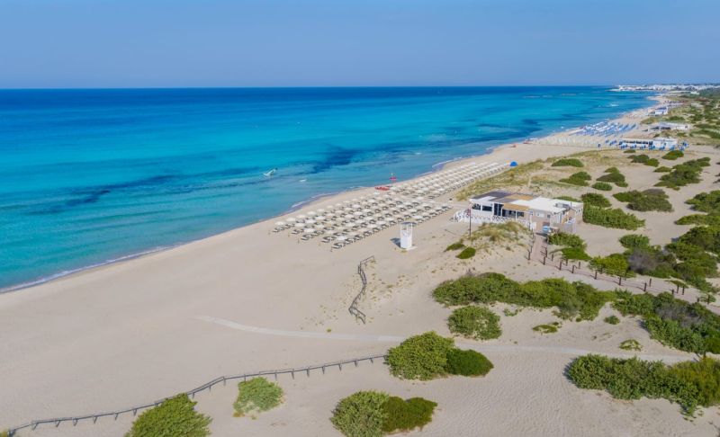 Vista aerea della spiaggia attrezzata e del mare di Riva di Ugento, cliente Water Passion