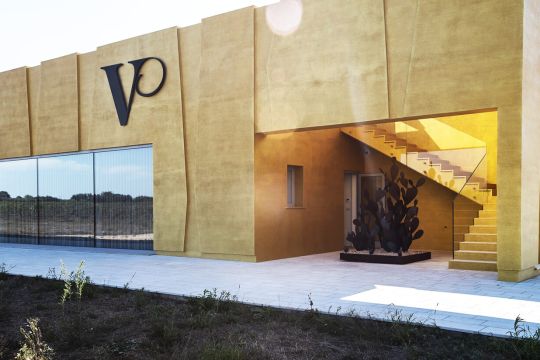 Edificio della cantina Vespa Vignaioli presso Masseria Li Reni a Manduria, cliente Water Passion